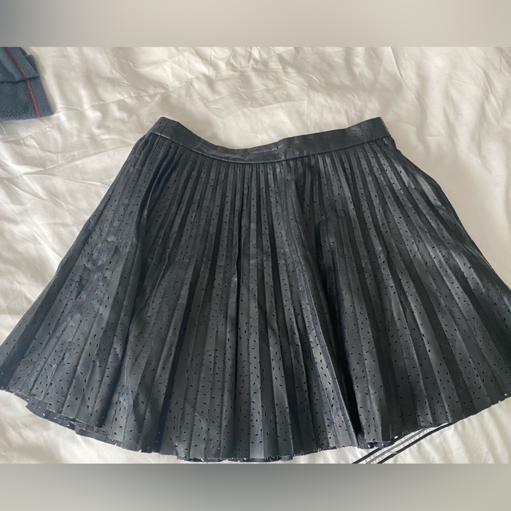 Club Monaco Mairin faux leather laser cut pleated skirt Size 6 - Picture 2 of 6
